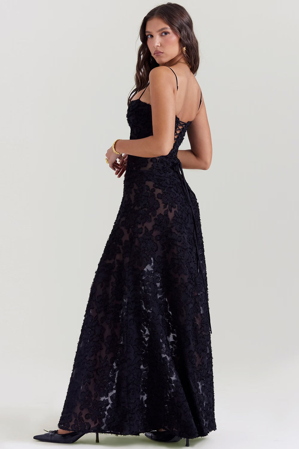Langes Damenkleid aus Spitze. Glänzendes Maxi-Abendkleid im Vintage-Stil, ideal für Hochzeitsgäste.