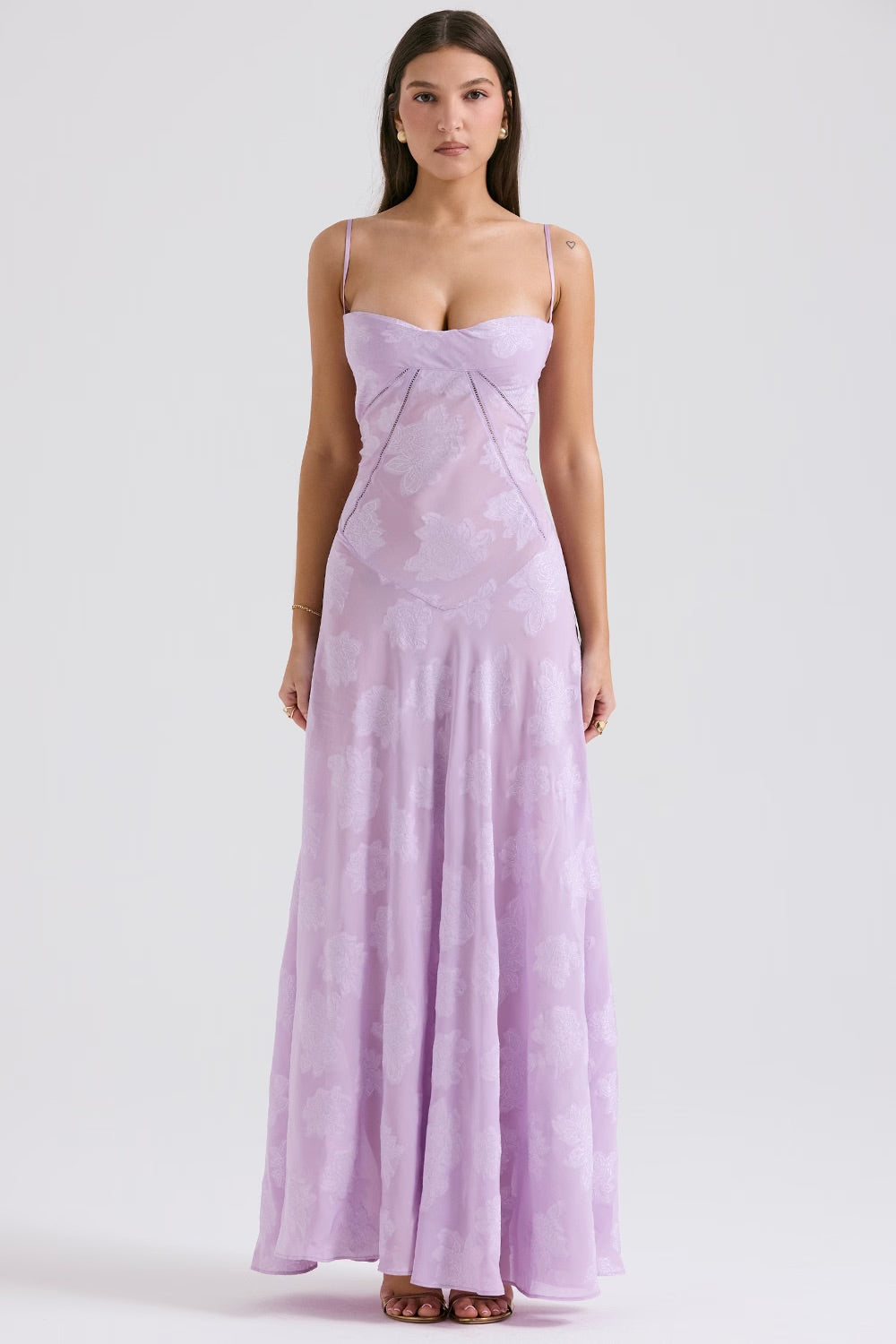 Festliches, schimmerndes Damenkleid. Langes Spitzen-Maxikleid, ideal für Partys und formelle Abende.