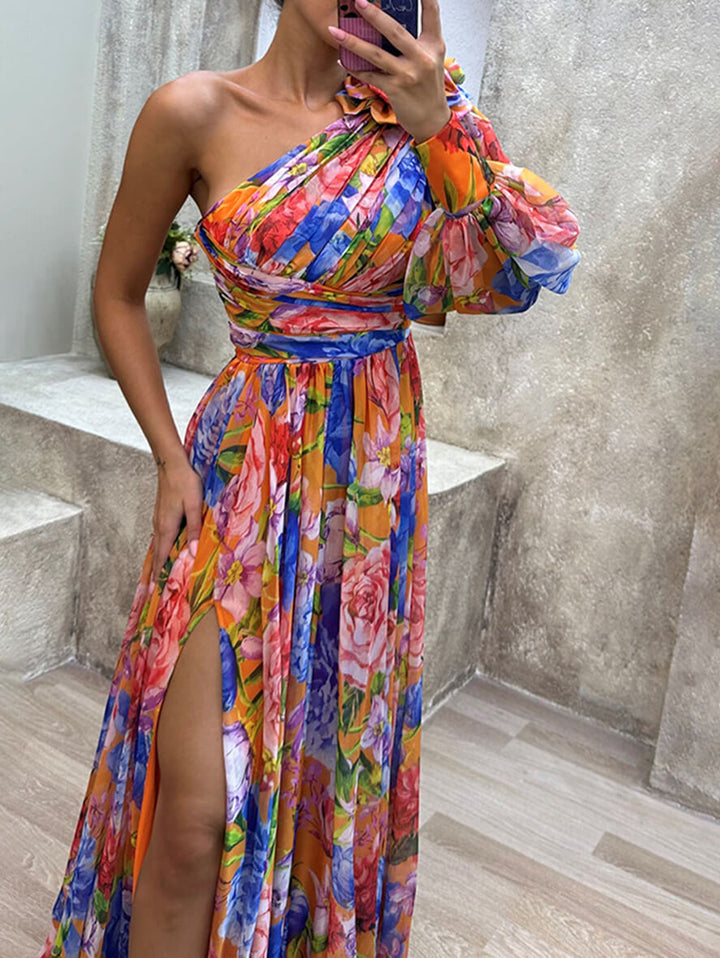 Elegantes orangefarbenes One-Shoulder Blumen Maxikleid, festliches Damenkleid mit Seitenschlitz, sommerlich.