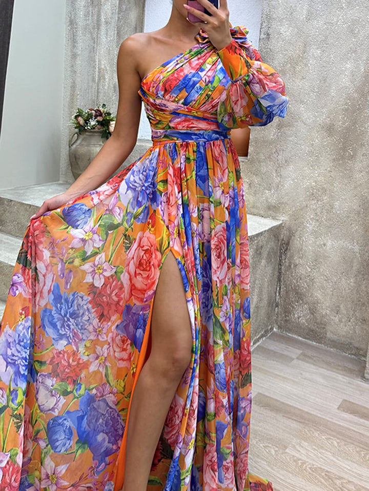 Farbenfrohes Blumenmuster auf diesem One-Shoulder Maxikleid für Damen, mit elegantem Seitenschlitz.