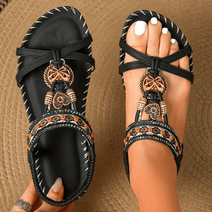 Bequeme orthopädische Damen Sandalen mit stützendem Fußbett und verstellbaren Riemen.