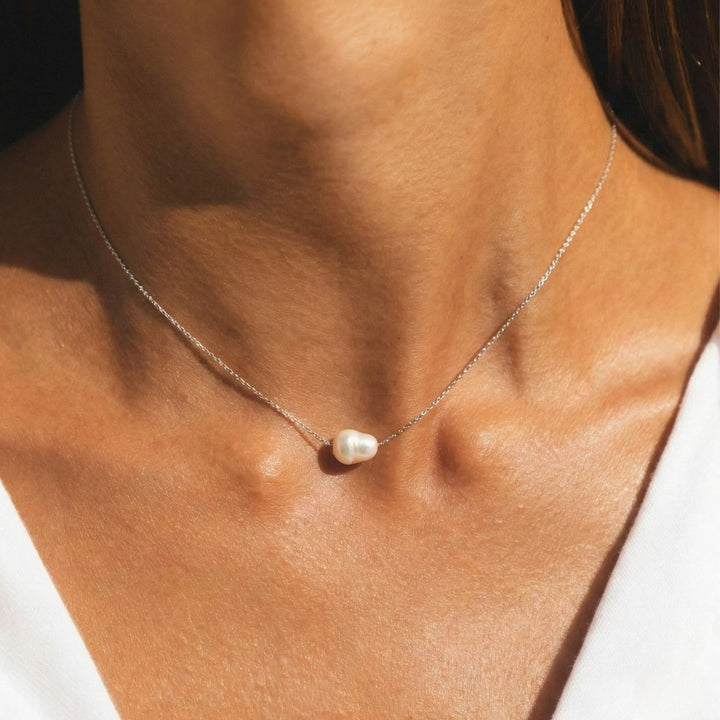 Goldene Barockperlen Choker Halskette für Damen. Elegantes, verstellbares Accessoire, hautfreundlich.