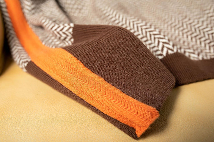 Eleganter Damenpullover für kalte Tage. Warmer Strick-Sweater in Einheitsgröße. Vielseitige Herbst-Winter-Mode.