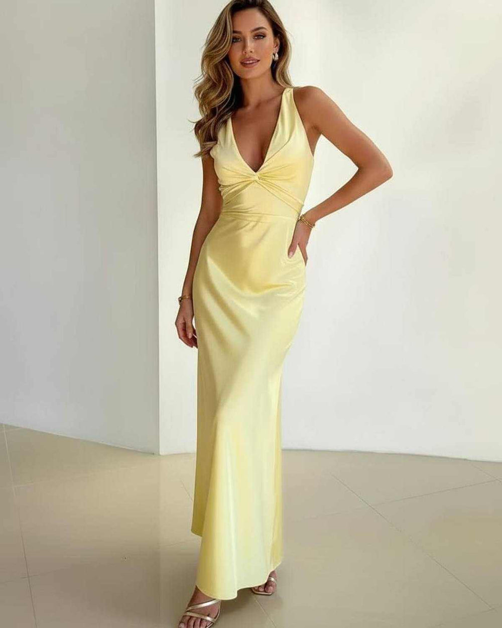 Gelbes ärmelloses Damen Maxikleid im A-Linie Schnitt. Festliches V-Ausschnitt Abendkleid für Hochzeitsgäste.