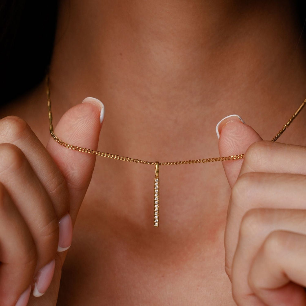 Hypoallergene Damen Halskette mit Zirkonia Bar-Anhänger in Gold; perfekt als wasserfester Alltags-Schmuck.