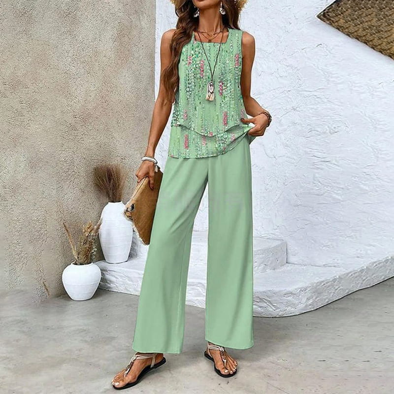 Rosenrotes Damen Sommer-Set mit Blattdruck. Eleganter Zweiteiler mit weiter Hose für den Urlaub.