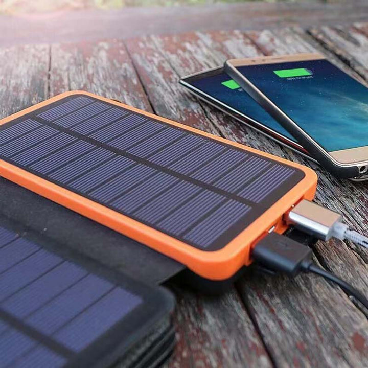 Robuste Solar-Powerbank als tragbares Handy Ladegerät; 4 Panels für nachhaltige Energie unterwegs.
