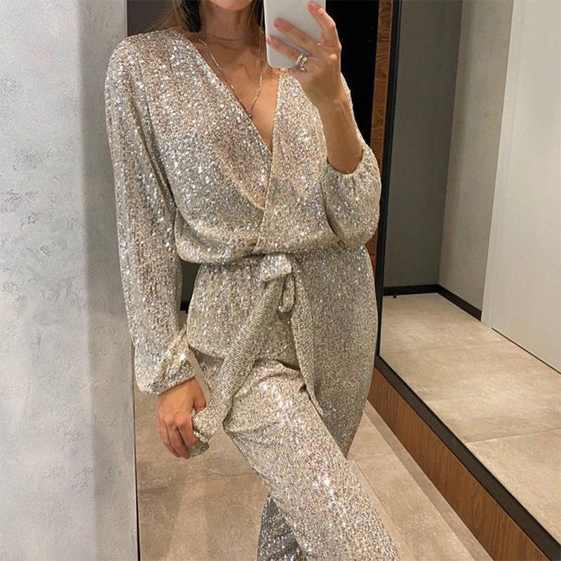 Goldener Damen Pailletten-Jumpsuit für festliche Anlässe, ein schimmerndes Party Outfit für Frauen.