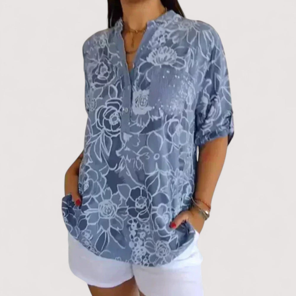 Nahaufnahme des zarten Blumenmusters auf der leichten Damen Blumenbluse, perfekt für Frühling & Sommer.