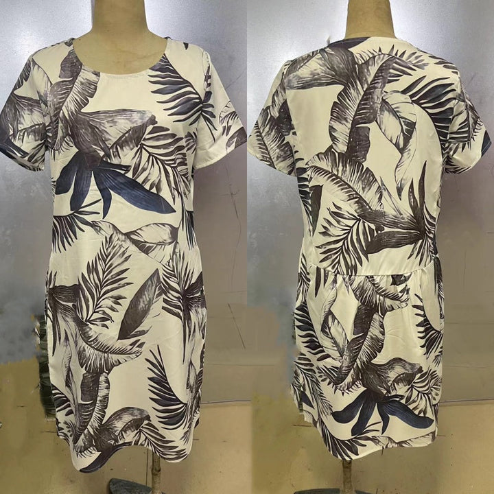 Alltagstaugliches Damenkleid, leicht, mit botanischem Muster, Rundhals und seitlichen Eingrifftaschen.
