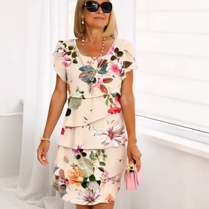 Rückansicht des luftigen Blumen-Maxikleids für Damen mit eleganten Rüschendetails.