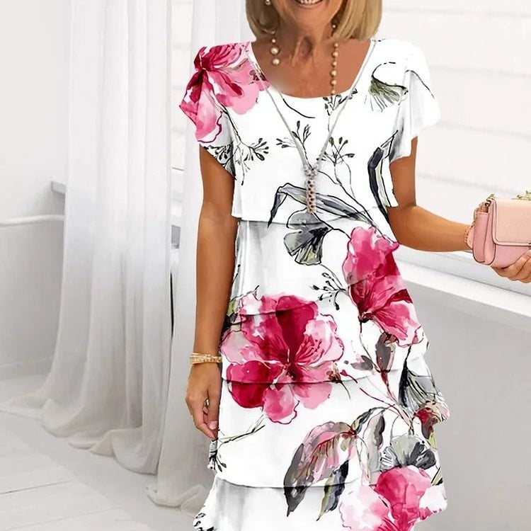 Nahaufnahme: Florales Damen Sommerkleid mit zartem Blumenmuster und mehrlagigen Rüschen.