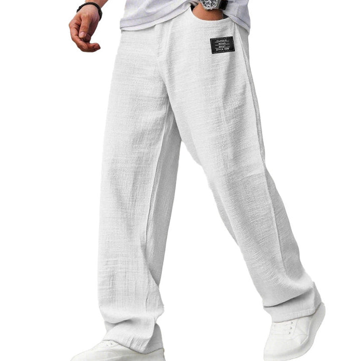 Stilvolle Herren Freizeithose mit geradem Bein. Lockerer Schnitt, perfekt für Casual-Look, Alltag, Reise & Sommer.