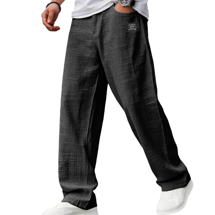 Bequeme Herrenhose: Gerades Bein, lockerer Schnitt & Seitentaschen. Ideale Freizeithose für Alltag, Reise & Entspannung.