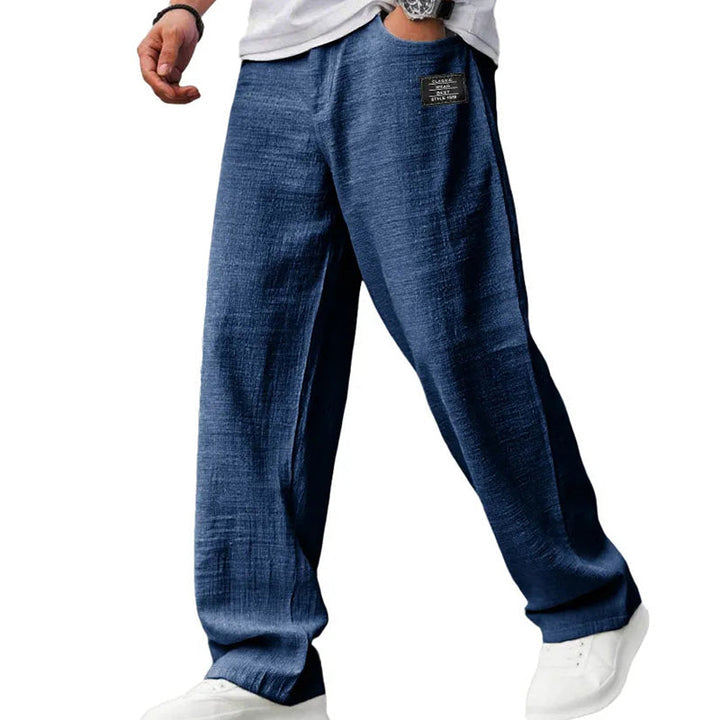 Entspannte Herren Freizeithose mit geradem Bein. Lockere Passform & bequemer Schnitt für Komfort im Alltag.