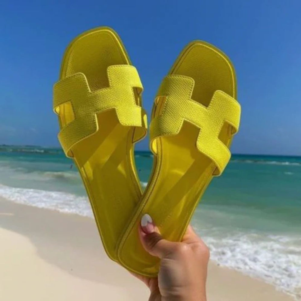 Weiße Damen Schlupfsandalen, flach und bequem. Ideale Strandsandalen für einen entspannten Sommerurlaub.