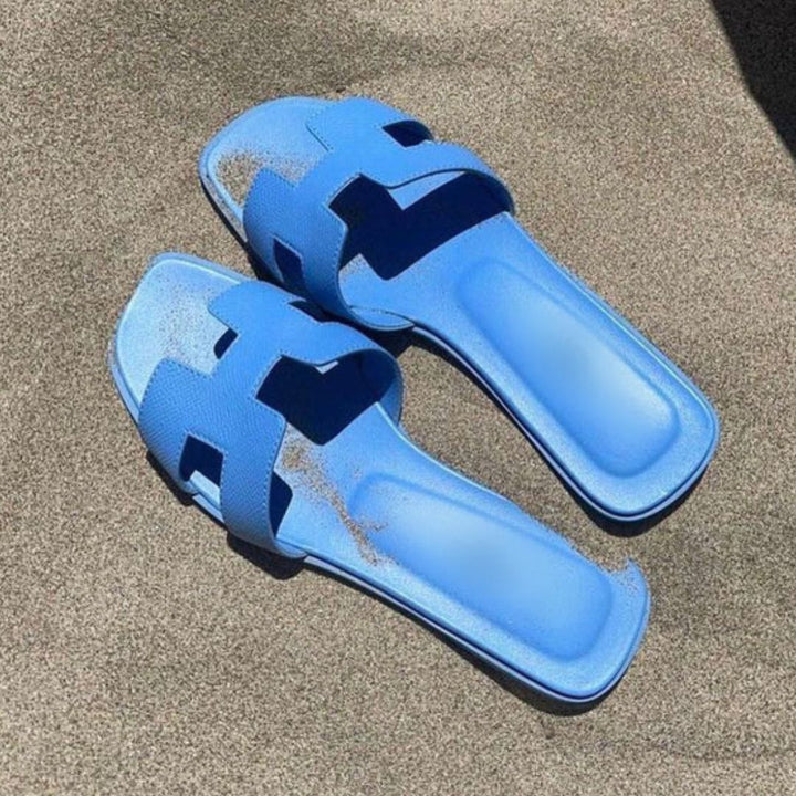 Braune Damen Sommersandalen, stilvoll und vielseitig. Bequeme Flachsandalen für warme Tage.