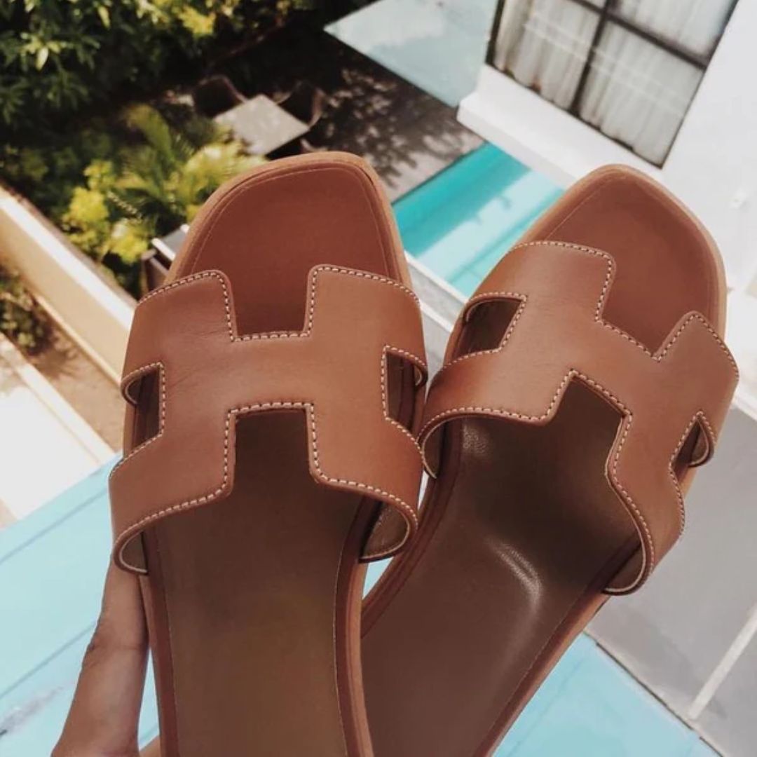 Bequeme & stilvolle Damen Sandalen in Gelb. Trendy Sommerschuhe als perfekte Begleiter für sonnige Tage.