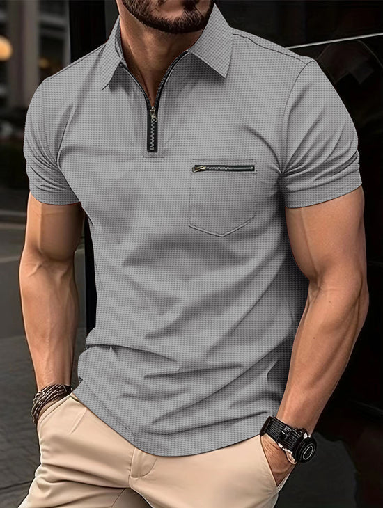 Mann trägt stilvolles, bequemes Herren Poloshirt für Freizeitmode. Kurzarm Oberteil, vielseitig für den Alltag.