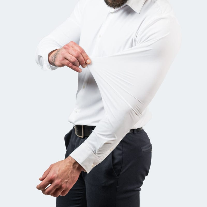 Mann trägt komfortables, atmungsaktives Business-Herrenhemd mit Stretch, ideal für Büro und Reise.