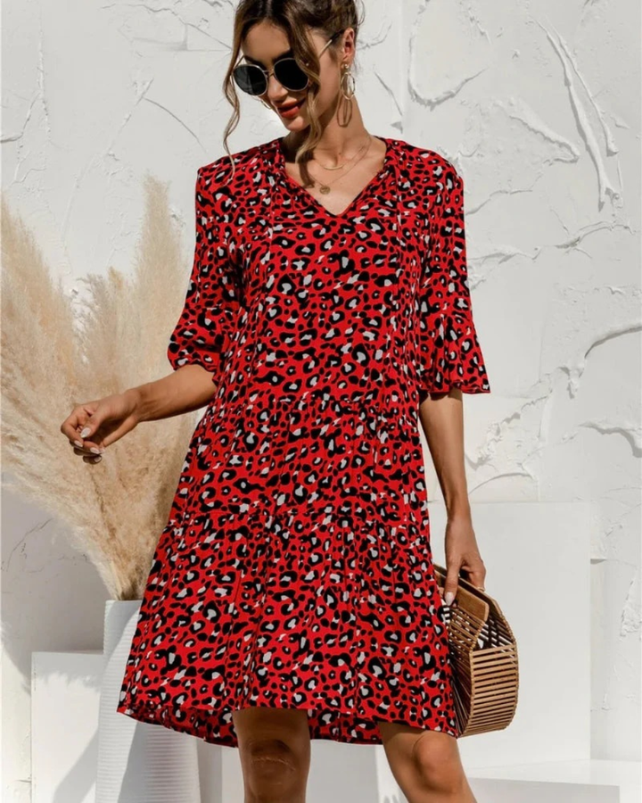 Lässiges Damenkleid mit Puffärmeln, buntem Blumenmuster & Rundhalsausschnitt, perfekt für warme Sommertage.