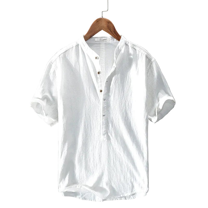 Nahaufnahme des atmungsaktiven Stoffes vom Herren-Freizeithemd. Bequemes, leichtes Hemd, ideal für warme Tage & Casual-Looks.
