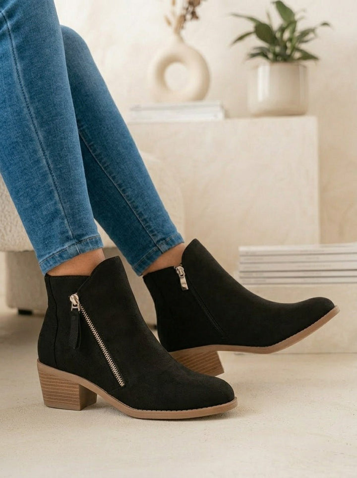 Nahaufnahme des Seitenreißverschlusses an den bequemen Damen Stiefeletten mit Blockabsatz.