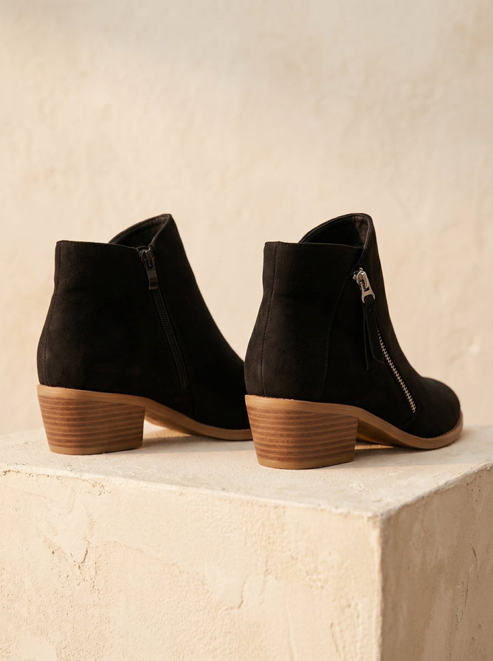Elegante Blockabsatz-Stiefeletten für Damen mit Reißverschluss. Perfekt als moderne Alltagsschuhe.