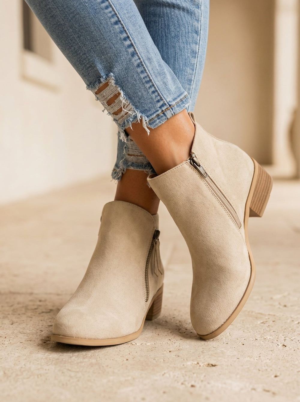 Moderne Damen Stiefeletten, schwarz, mit komfortablem Blockabsatz und praktischem Seitenreißverschluss.