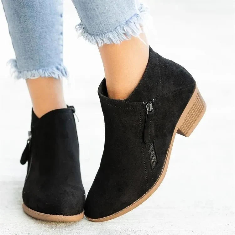 Zeitlose Damen Stiefeletten mit Blockabsatz und Seitenreißverschluss, perfekt für stilvolle Herbsttage.