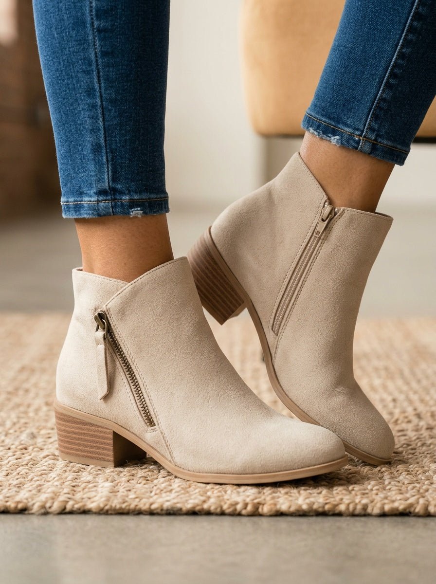 Detailansicht: Robuste Gummisohle & mittlerer Blockabsatz der eleganten Damen Stiefeletten.