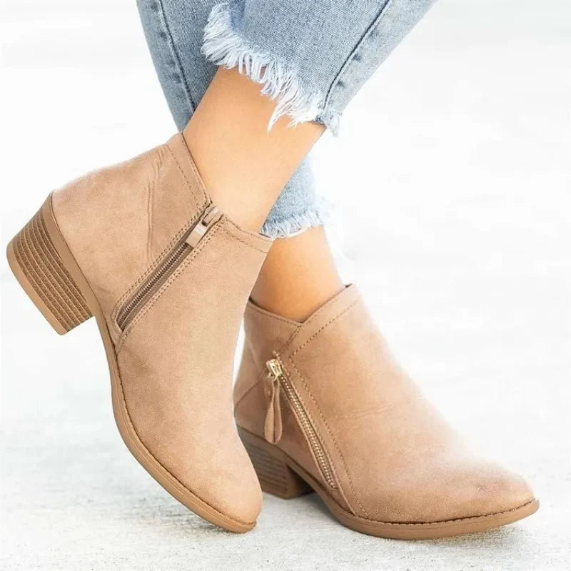 Detail der Gummisohle und des Blockabsatzes bei den vielseitigen Damen Stiefeletten für den Herbst.