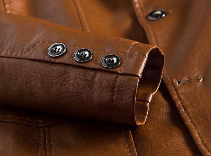 Schwarzer Herren-Lederblazer, ideal für professionelle Auftritte und gehobene Herrenmode.