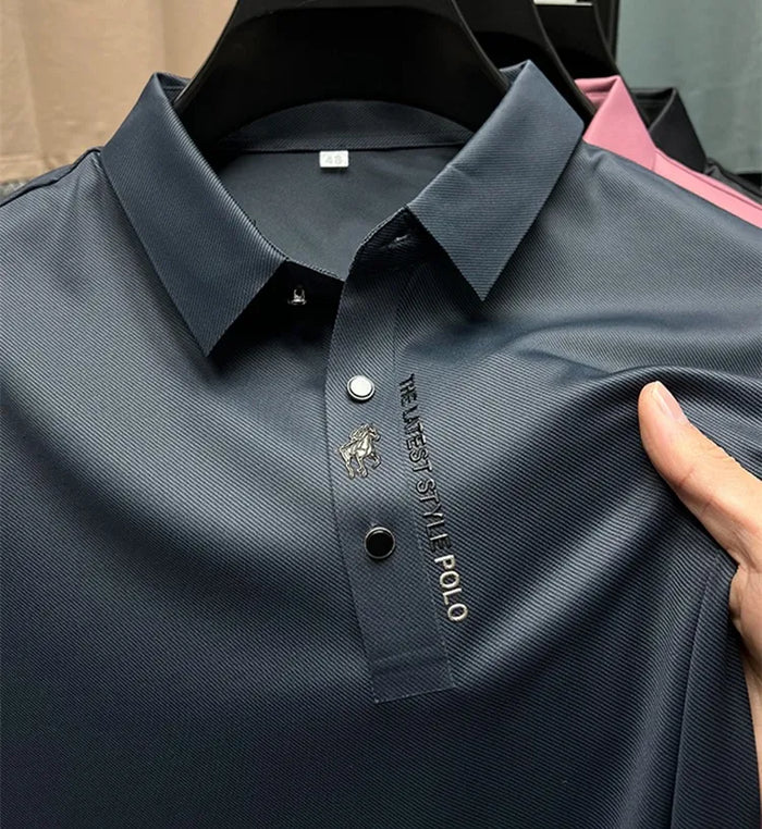 Stylisches türkisfarbenes Herren Poloshirt aus Stretch für Freizeit, bequem & modern.