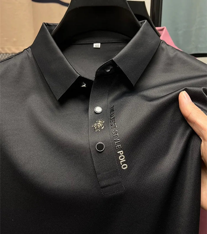 Mann trägt bequemes türkisfarbenes Poloshirt, faltenfrei, ideal für Casual-Freizeit-Look.