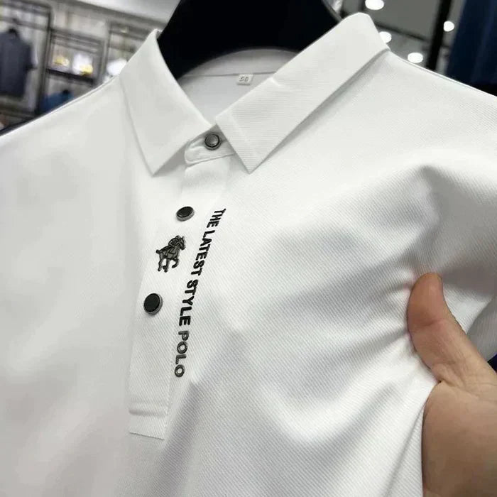 Nahaufnahme: Türkisfarbenes Herren Poloshirt aus atmungsaktivem Stretch-Stoff, faltenfrei.