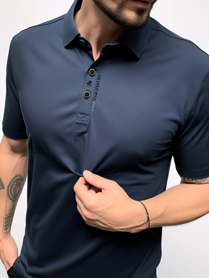 Vielseitiges türkisfarbenes Herren Poloshirt, faltenfrei & bequem für Alltag & Sport.