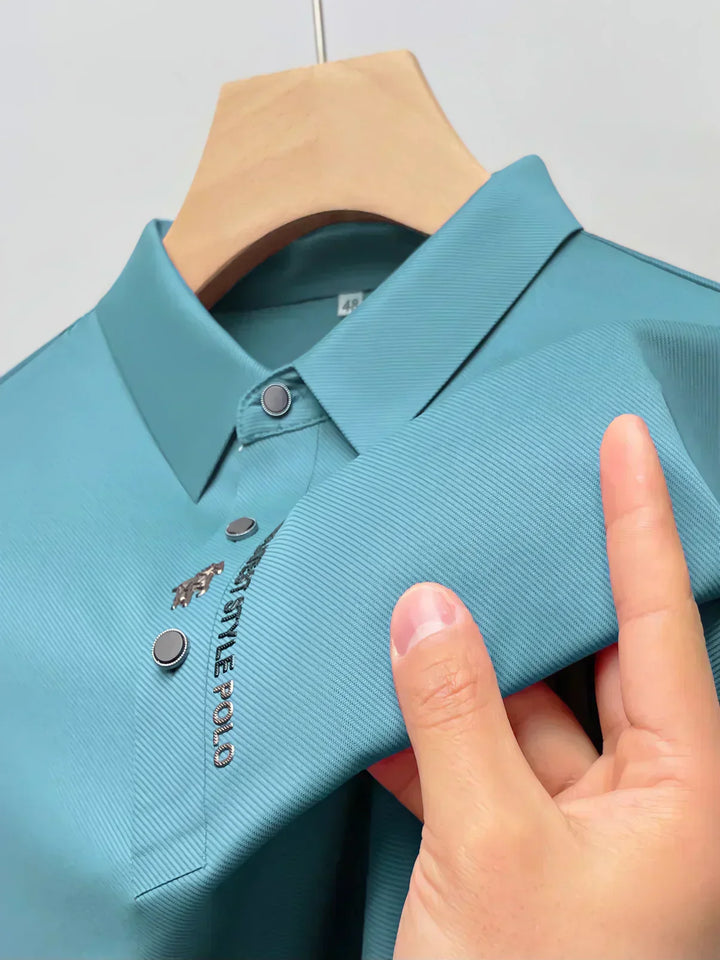 Türkisfarbenes Herren Poloshirt aus Stretch, atmungsaktiv, ideal für Frühling, Sommer, Herbst.