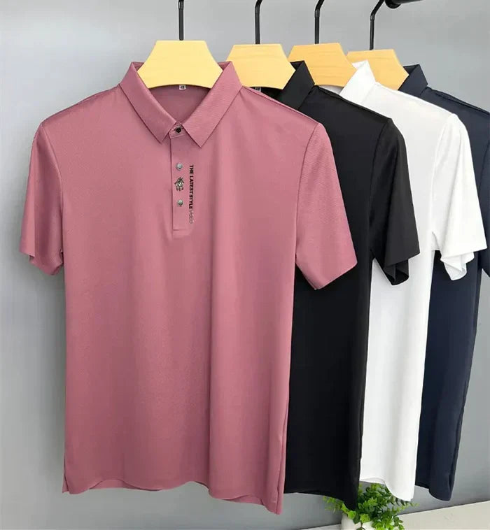 Mann in modernem türkisfarbenem Herren Poloshirt, bequem & faltenfrei, perfekt für Freizeit.