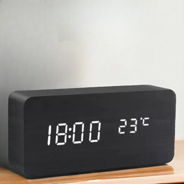 Elegante Holz Digitaluhr mit LED, Sprachsteuerung & Temperatur für Nachttisch oder Büro; modernes Wohndekor.