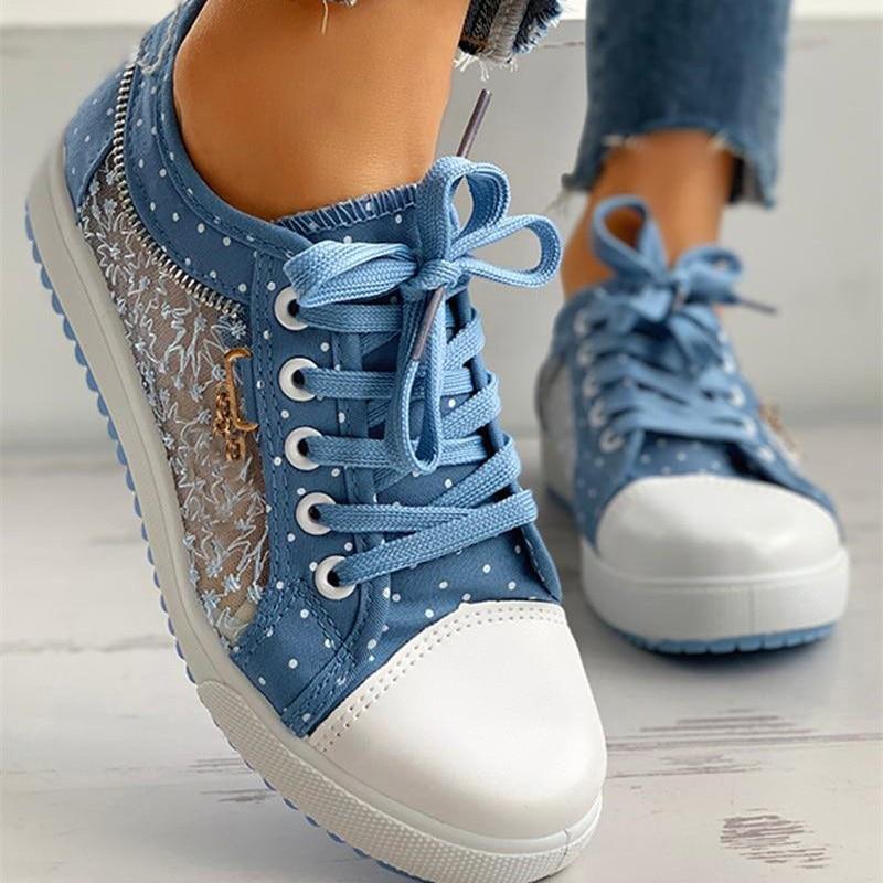 Bequeme Damen Komfortschuhe gepunktet, rutschfest und leicht. Ideal für lange Spaziergänge.