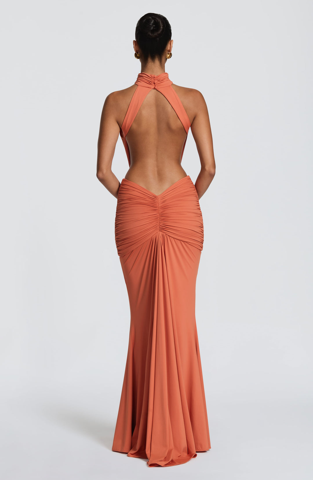 Rotes Neckholder Partykleid, tiefer Rücken, elegantes Damen Maxikleid, festlich, für glamouröse Abende.