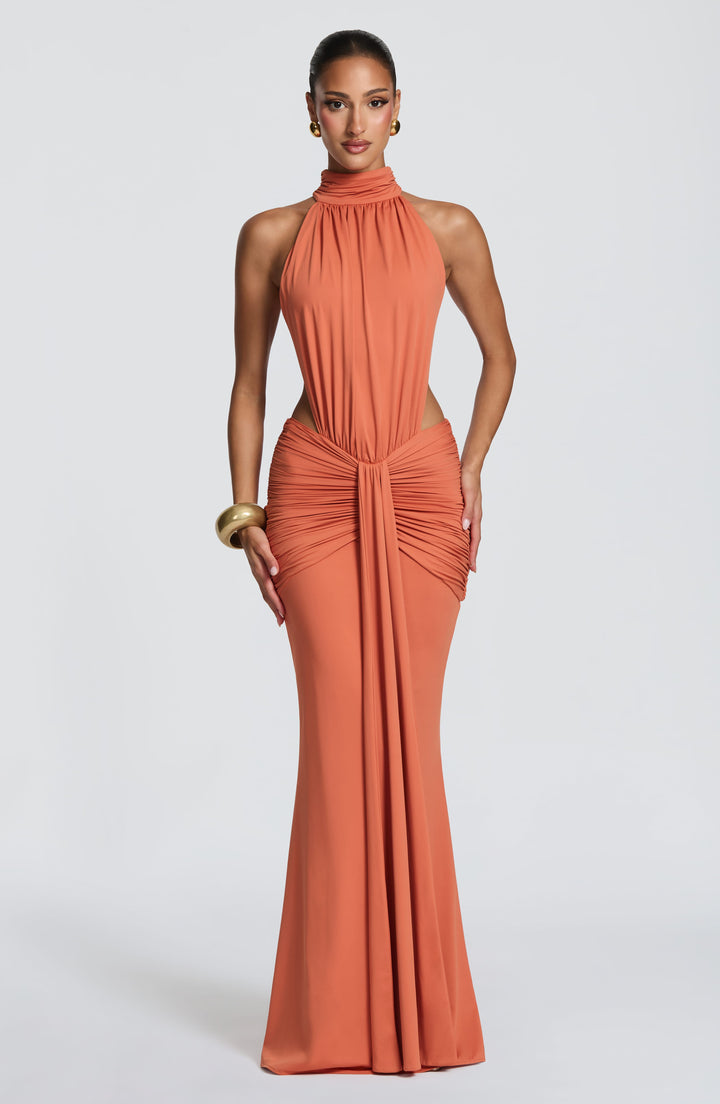 Schwarzes elegantes Neckholder Abendkleid, tiefer Rückenausschnitt, bodenlang, für besondere Anlässe.