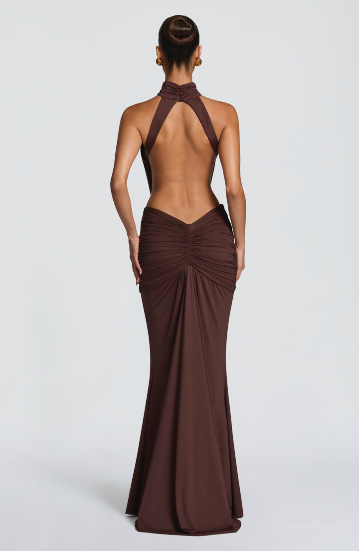 Braunes elegantes Damen Maxikleid, Neckholder-Stil, tiefer Rückenausschnitt, festlich & schick.