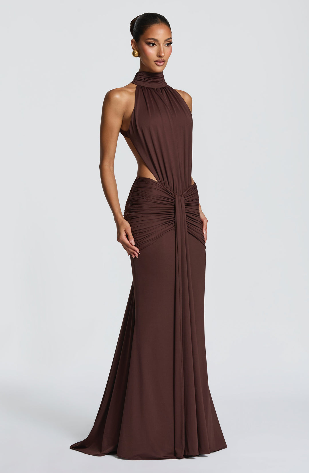 Grünes Neckholder Abendkleid für Damen, tiefer Rücken, bodenlang, ideal für Gala und formelle Anlässe.