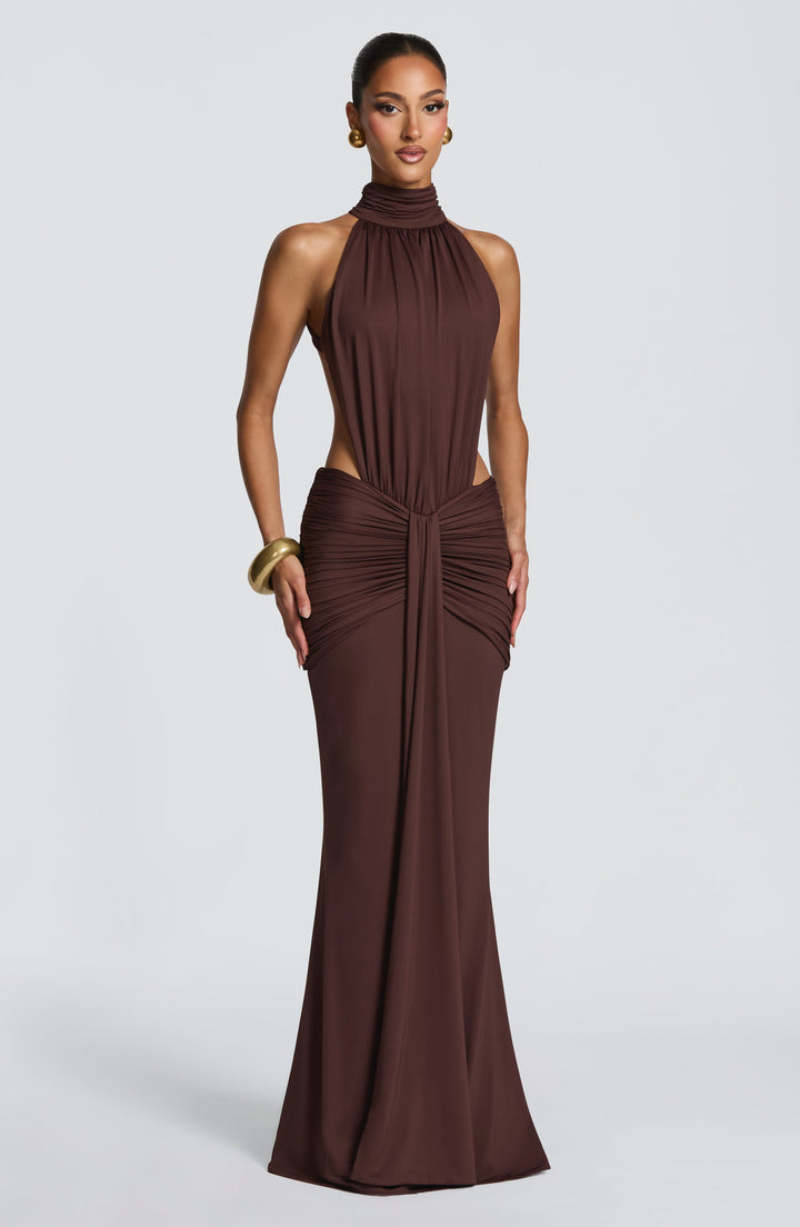 Elegantes schwarzes Neckholder Abendkleid für Damen, tiefer Rückenausschnitt, perfekt für Gala & Party.