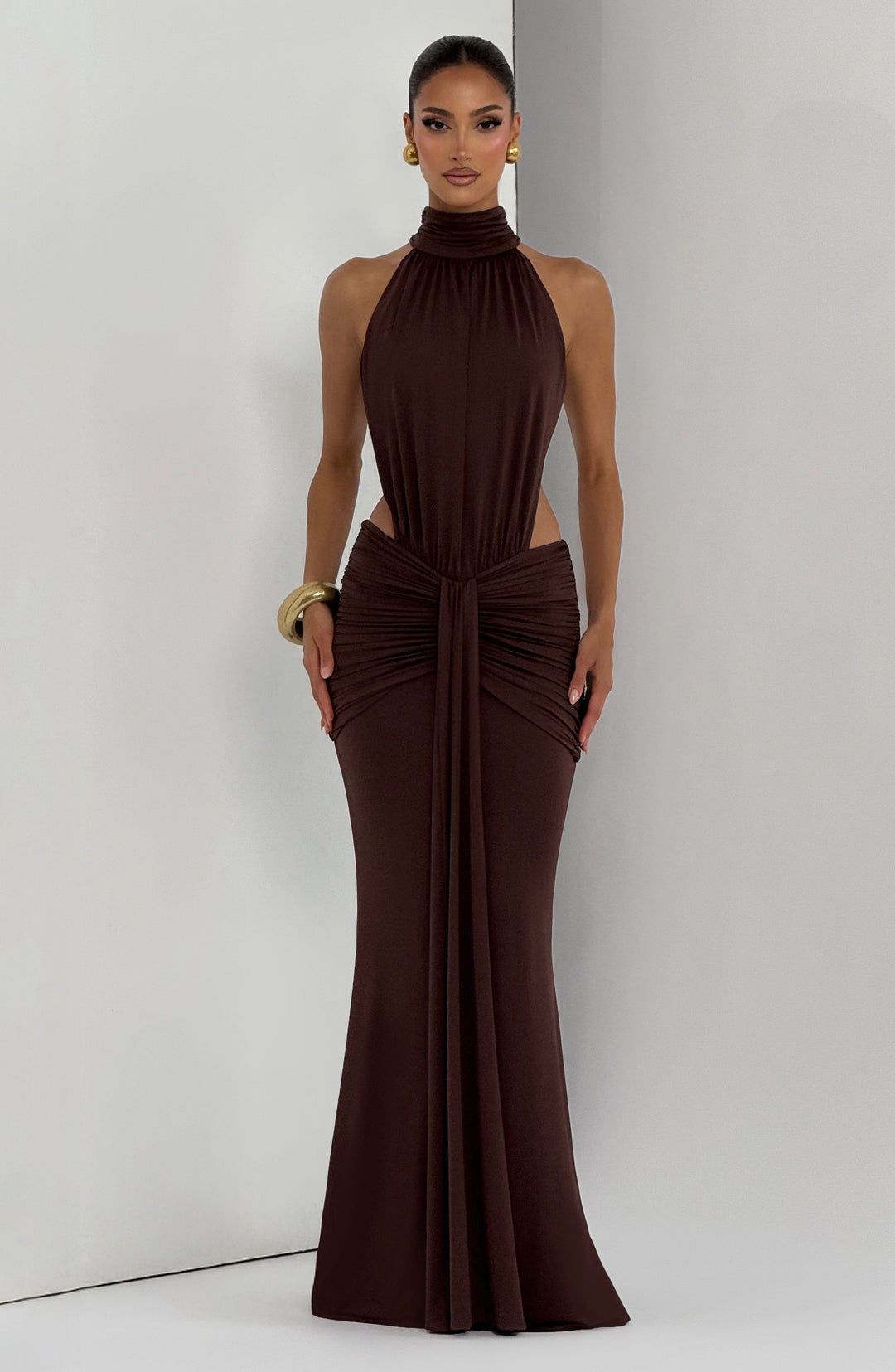 Braunes Neckholder Maxikleid, tiefer Rückenausschnitt, festliches Damenkleid, elegant & feminin.