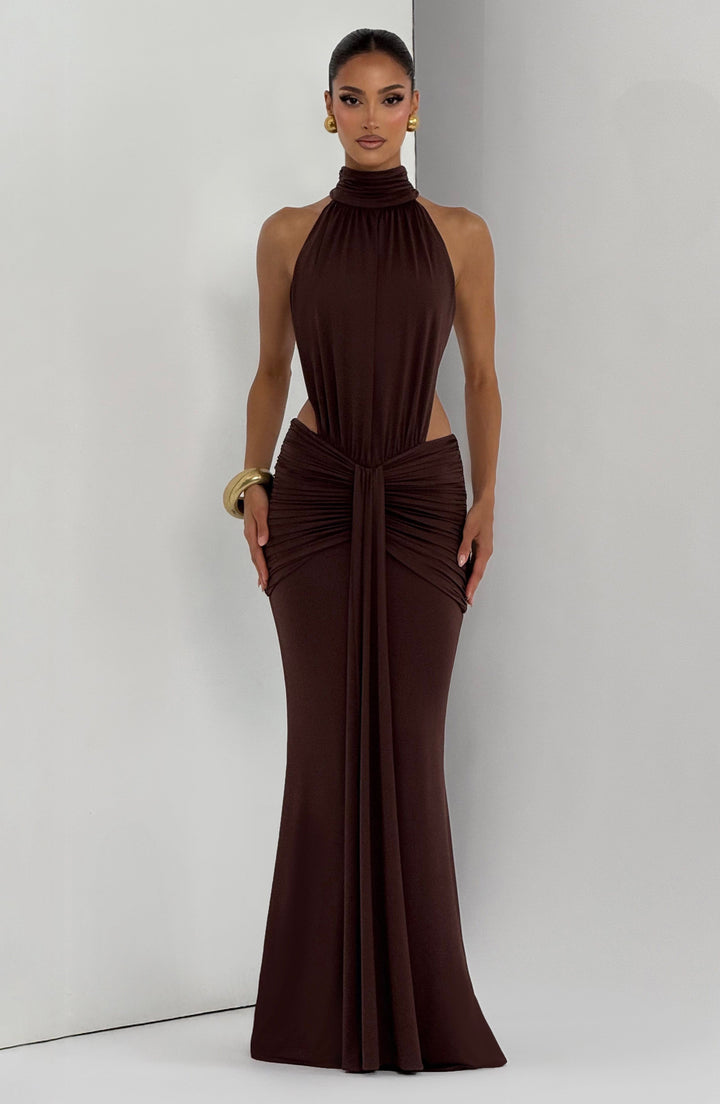 Braunes Neckholder Maxikleid, tiefer Rückenausschnitt, festliches Damenkleid, elegant & feminin.