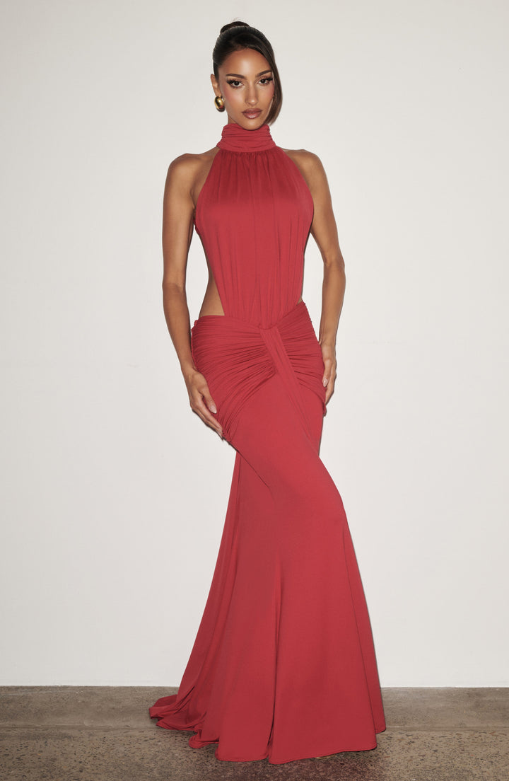 Braunes elegantes Neckholder Maxikleid, tiefer Rückenausschnitt, stilvoll & bequem für Damen.