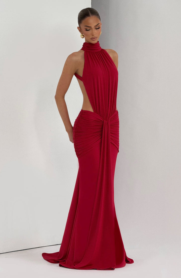 Schwarzes Neckholder Abendkleid für Damen, tiefer Rückenausschnitt, elegant, bodenlang & glamourös.